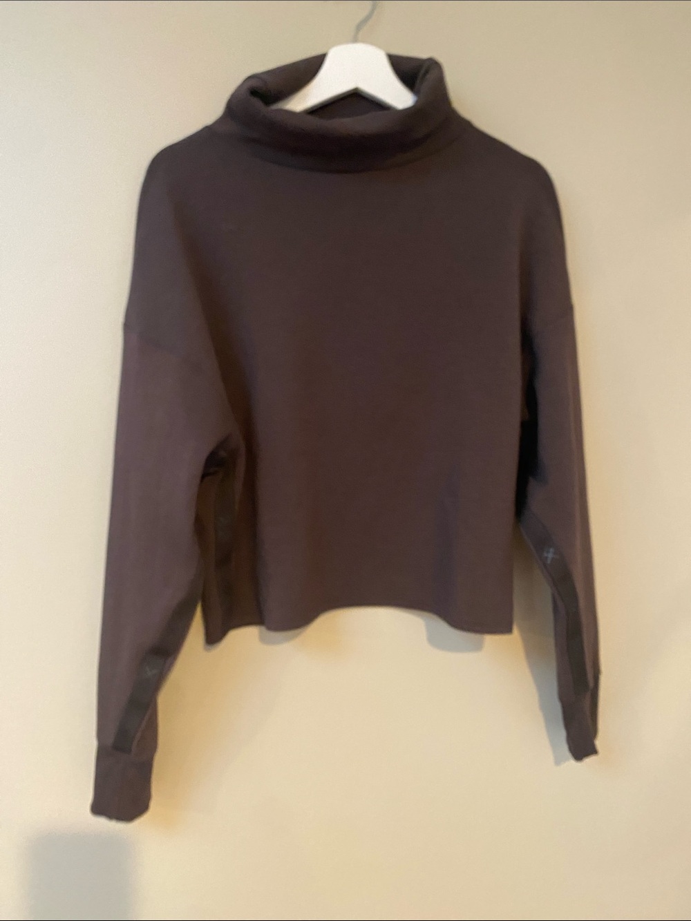 Rhone DreamGlow Mock Neck cropped Sweater chocolate brown size medium - Picture 2 of 6